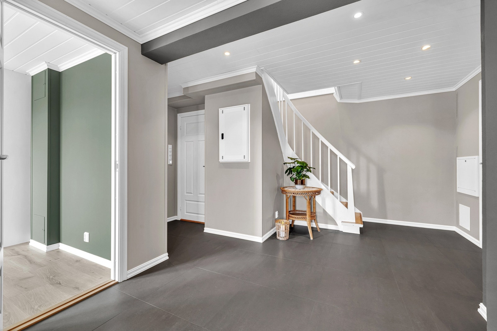 Flislagte gulvflater med varmekabler i hallen. Utstrakt bruk av downlights i taket Galleribilde