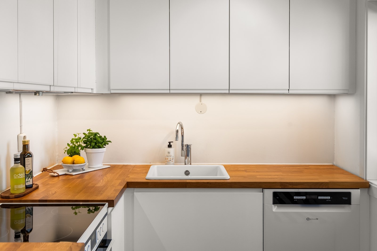 Komfyr og oppvaskmaskin medfølger salget og det er ventilator med avtrekk ut. Galleribilde