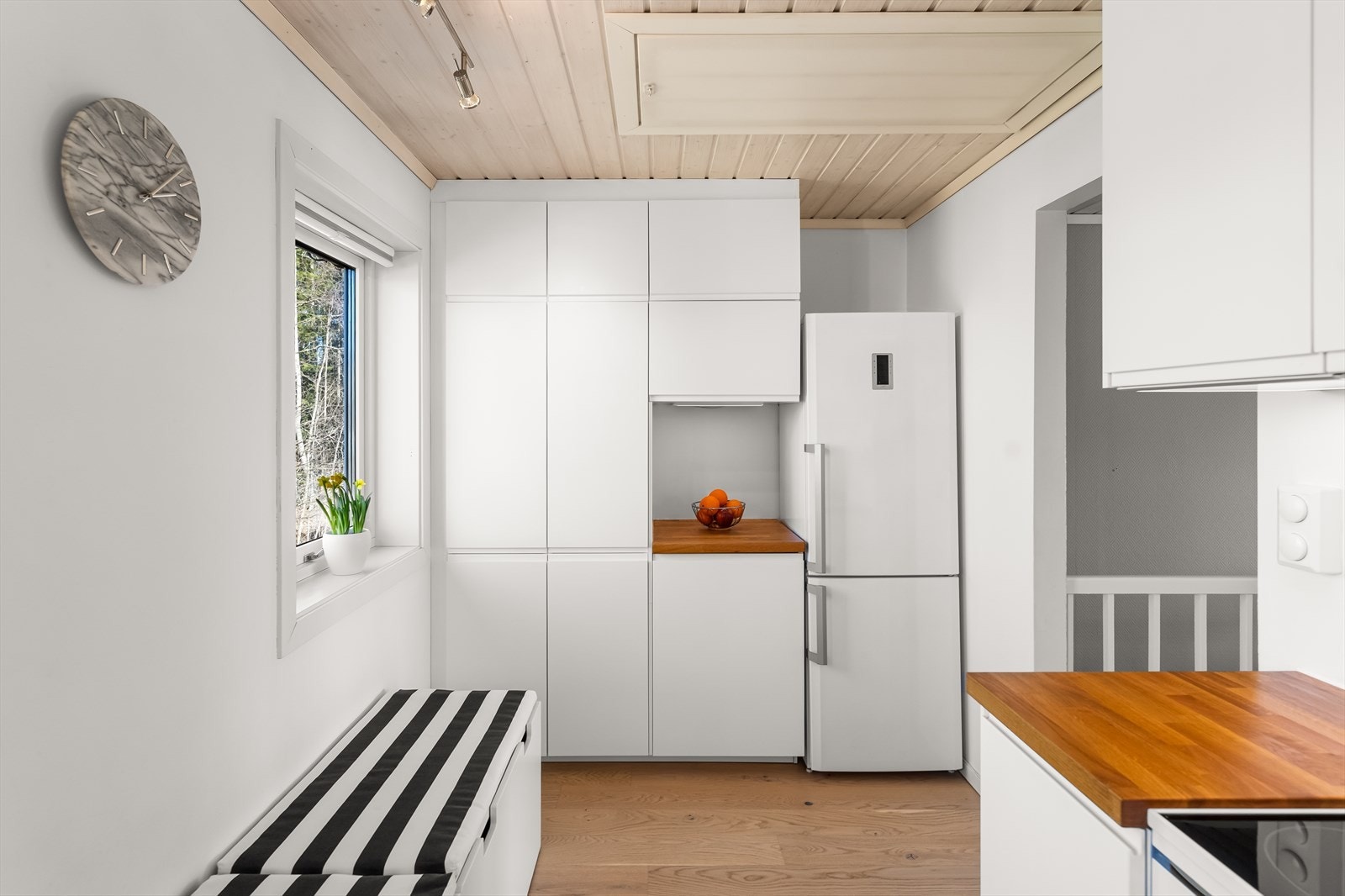 Moderne innredning fra 2018 med lyse, slette fronter og hvor det er godt med både benke- og skapplass. Galleribilde