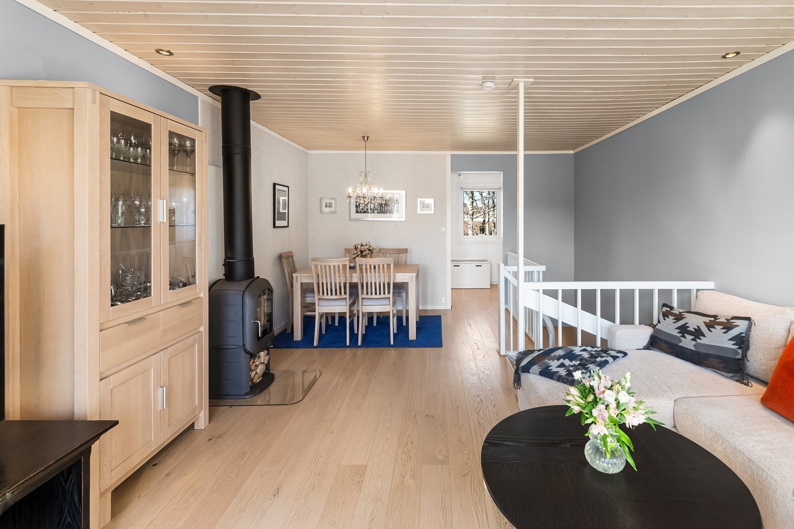 Sentralt plassert står peisovnen. Galleribilde