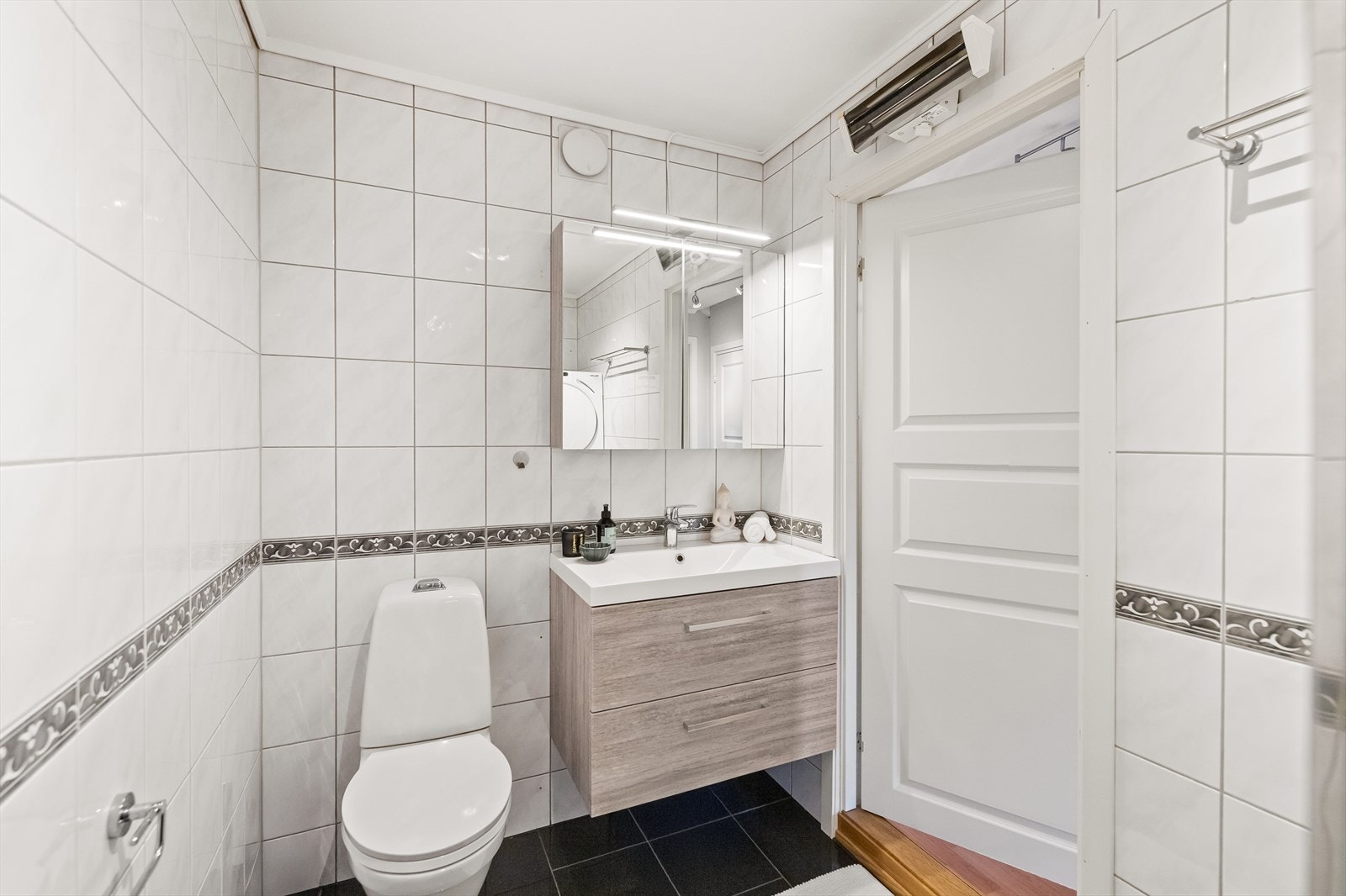 Baderommet er fra ca. 2005 og er helfliselagt. Galleribilde