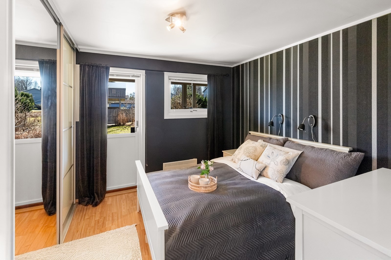 Soverommet er romslig med plass til dobbeltseng og nattbord og er innredet med en romslig skyvedørsgarderobe. Galleribilde