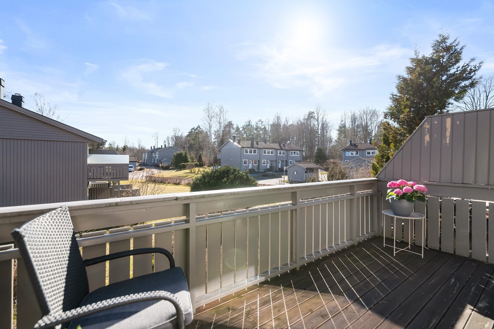 Her kan man ta med gjestene ut for å nyte penværet, med utsikt utover det barnevennlige nabolaget. Galleribilde