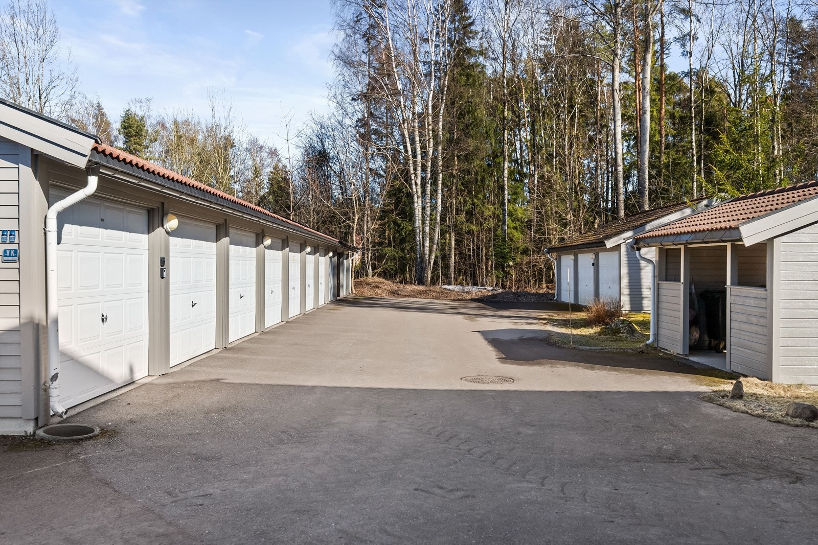 Boligen disponerer egen garasjeplass med plass til 1 kjøretøy i felles garasjerekke.
Ellers er det rikelig med biloppstillingsplasser for gjester. Her er det også el-billadere. Galleribilde