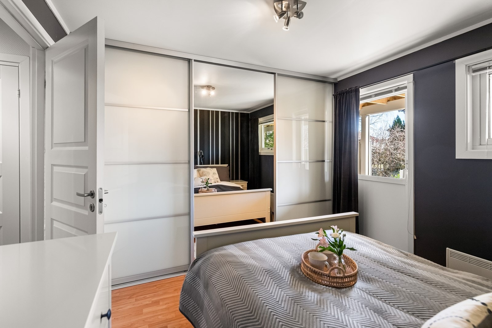 Fra rommet er det utgang til koselig og vestvendt terrasse og hage. Galleribilde