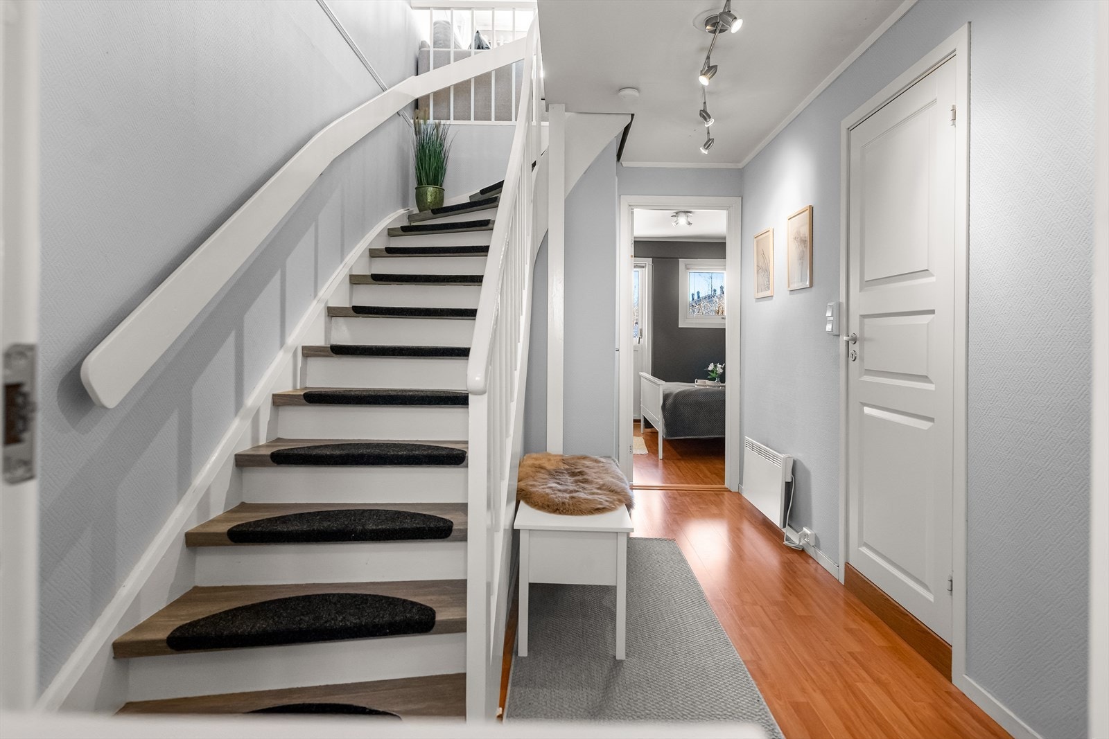 Innvendig er leiligheten noe oppusset de siste årene og gir et godt inntrykk med pene overflater og innredning. Galleribilde