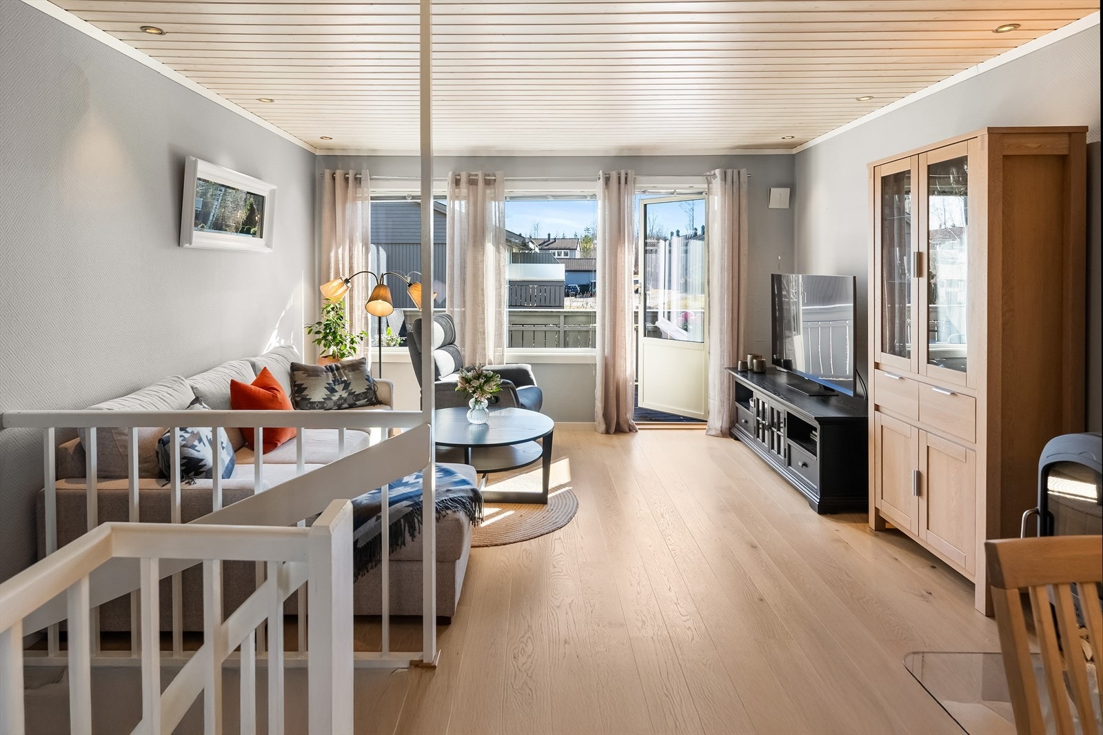 Stuen er et lyst rom med store vindusflater mot vest og plass til både salong og spisestue. Galleribilde