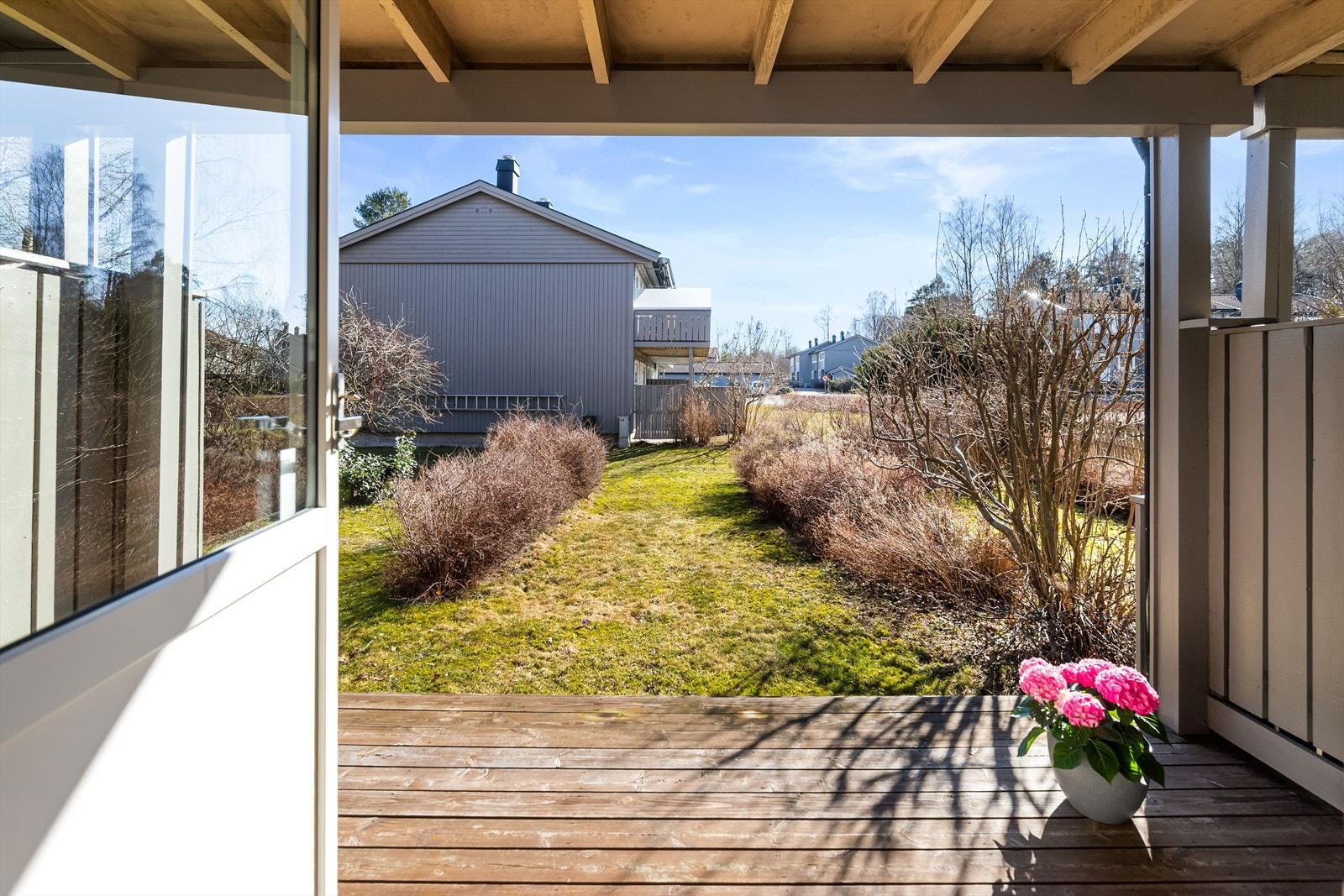 Terrassen bidrar til optimal utnyttelse, med plass til utemøbler og grill. Galleribilde