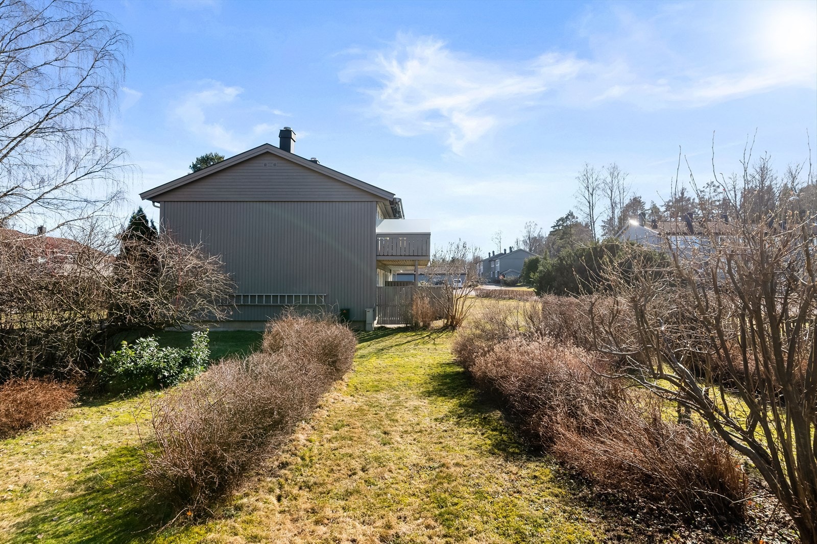 Videre fra terrassen disponeres en lettstelt hage, avskilt mot naboene med hekk. Galleribilde