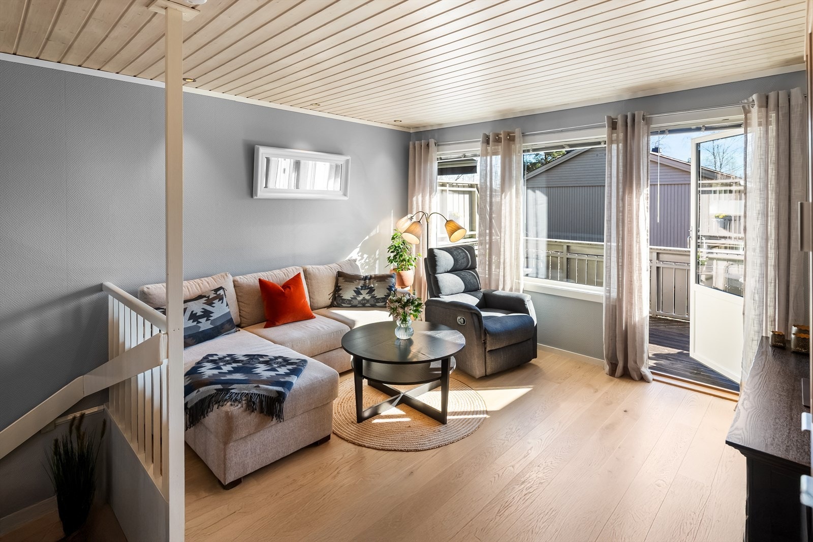 Her har du en stor stue og kjøkken i den "riktige" etasjen, slik at man både får optimale solforhold, og føler en større og bedre romfølelse i rommene. Galleribilde