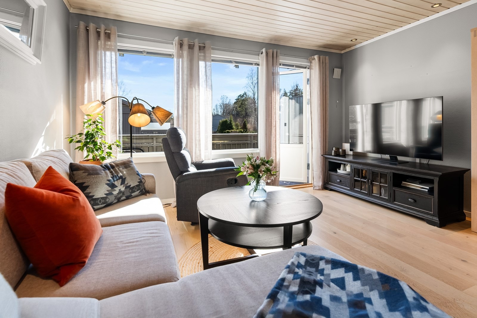 Fra stuen er det utgang til en solrik balkong, mens det er utgang til en solrik markterrasse og hagedel fra soverommet i 1. etg. Galleribilde