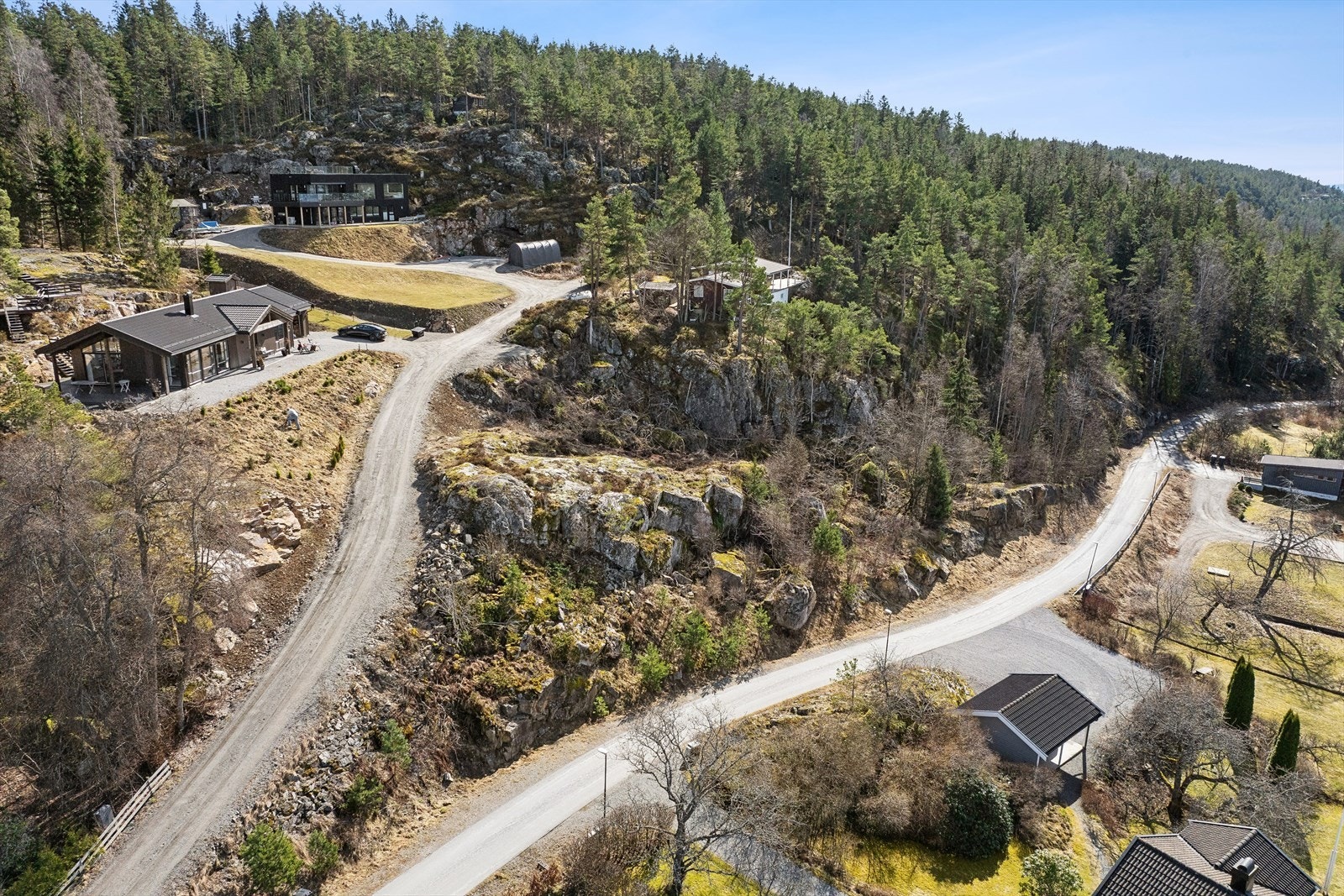 Tomten ligger i et meget attraktivt boligområde på Alværn, på Nesoddens vestside, bestående av villa- og småhusbebyggelse. Galleribilde