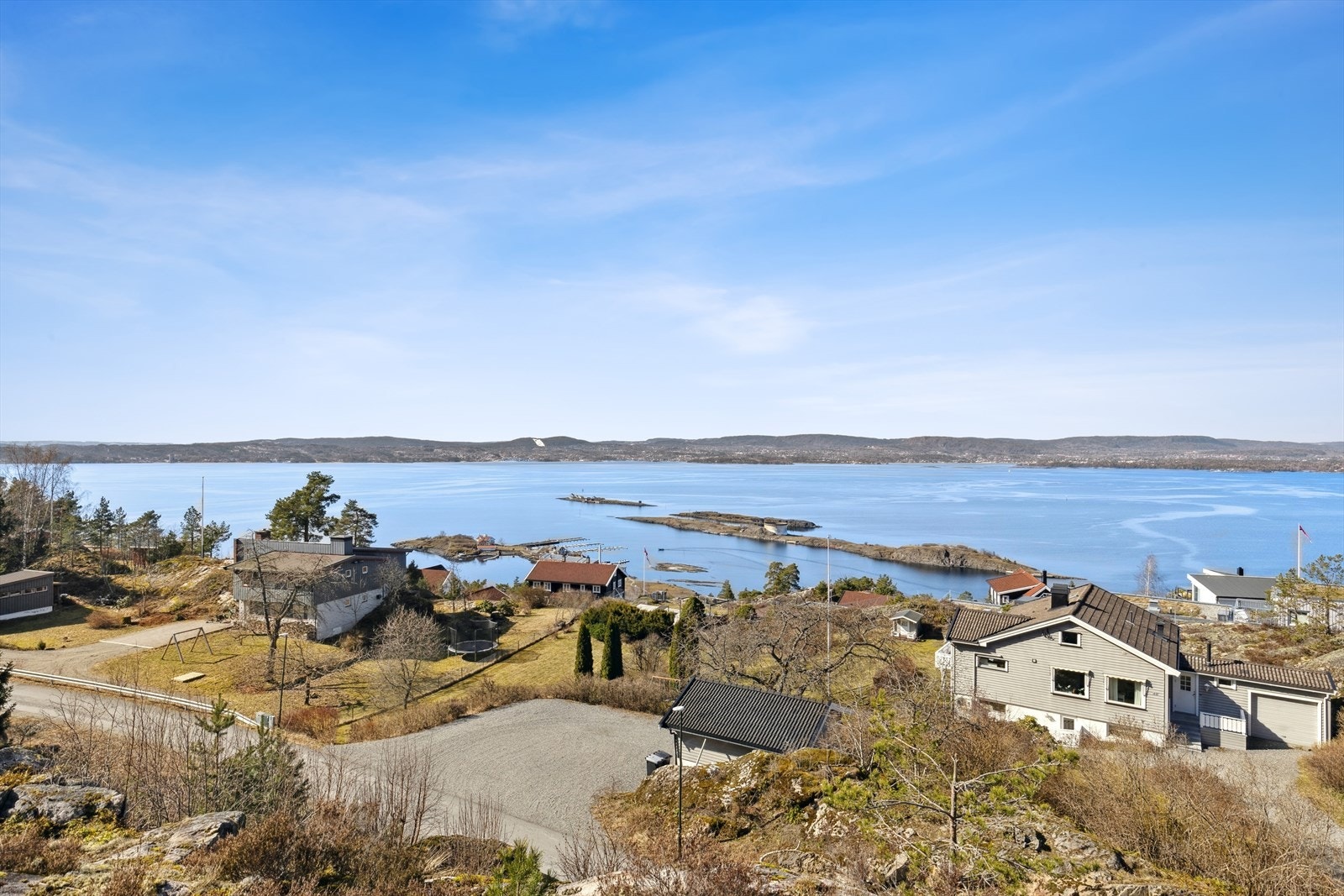 Ubebygd romslig tomt med nydelig utsikt utover sjø og land. Galleribilde