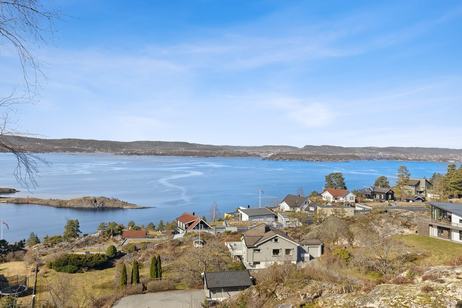 Tomten ligger i et barnevennlig, sjønært og naturskjønt område på vestsiden av Nesodden. Galleribilde