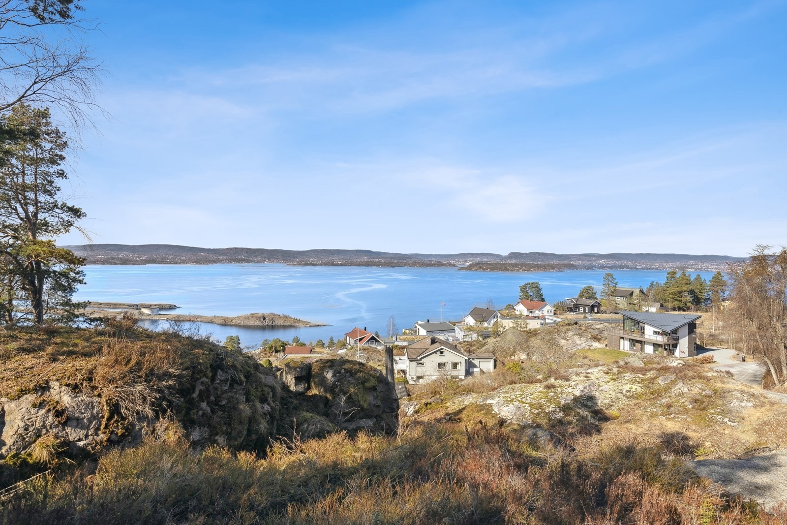 Flott beliggenhet med fantastiske utsikts- og solforhold på Nesoddens vestside. Galleribilde