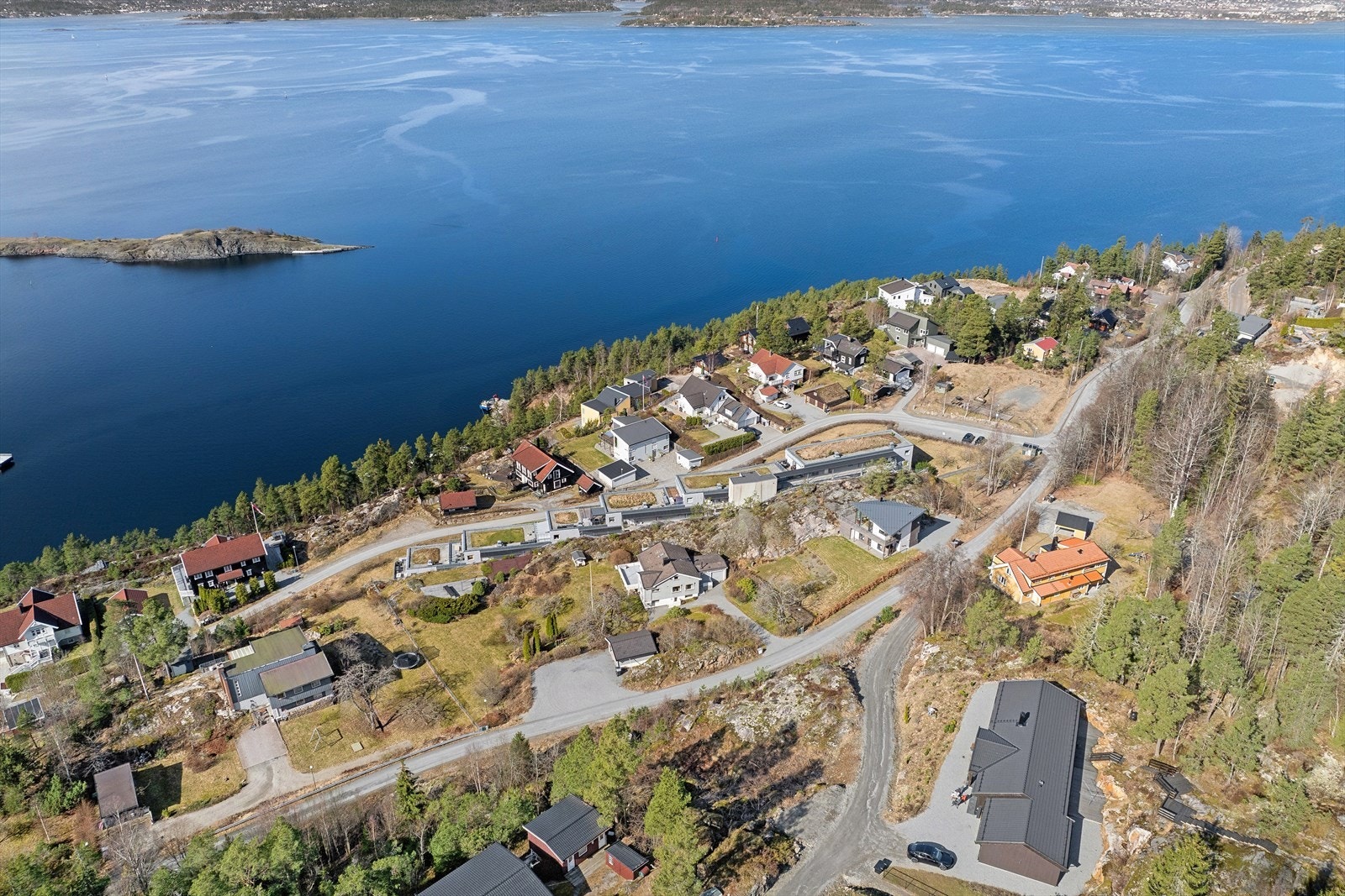 Kort avstand til et flott friområde på Alværn som strekker seg fra Alværnbukta og sydover til Alværn brygge, hvor det går båt til Steilene. Området består av sandstrand, gresslette, svaberg med gode fiskemuligheter og offentlig toalett. Galleribilde