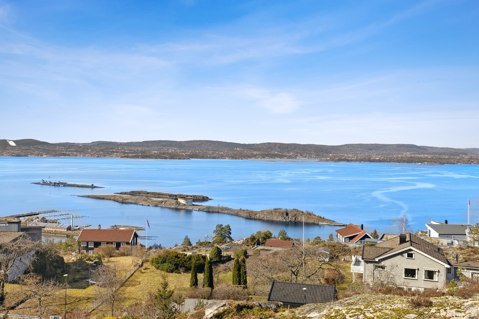 Eiendommen har fantastisk fjordutsikt og herifra har du full kontroll på båttrafikken i fjorden. Galleribilde