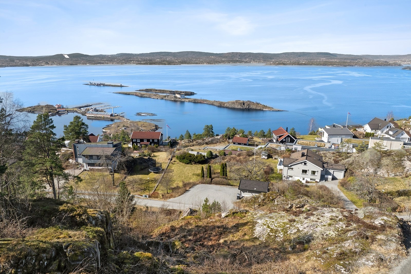Eienommen har en fantastisk beliggenhet med nærhet til flere idylliske badeplasser, strender og båthavner. Galleribilde