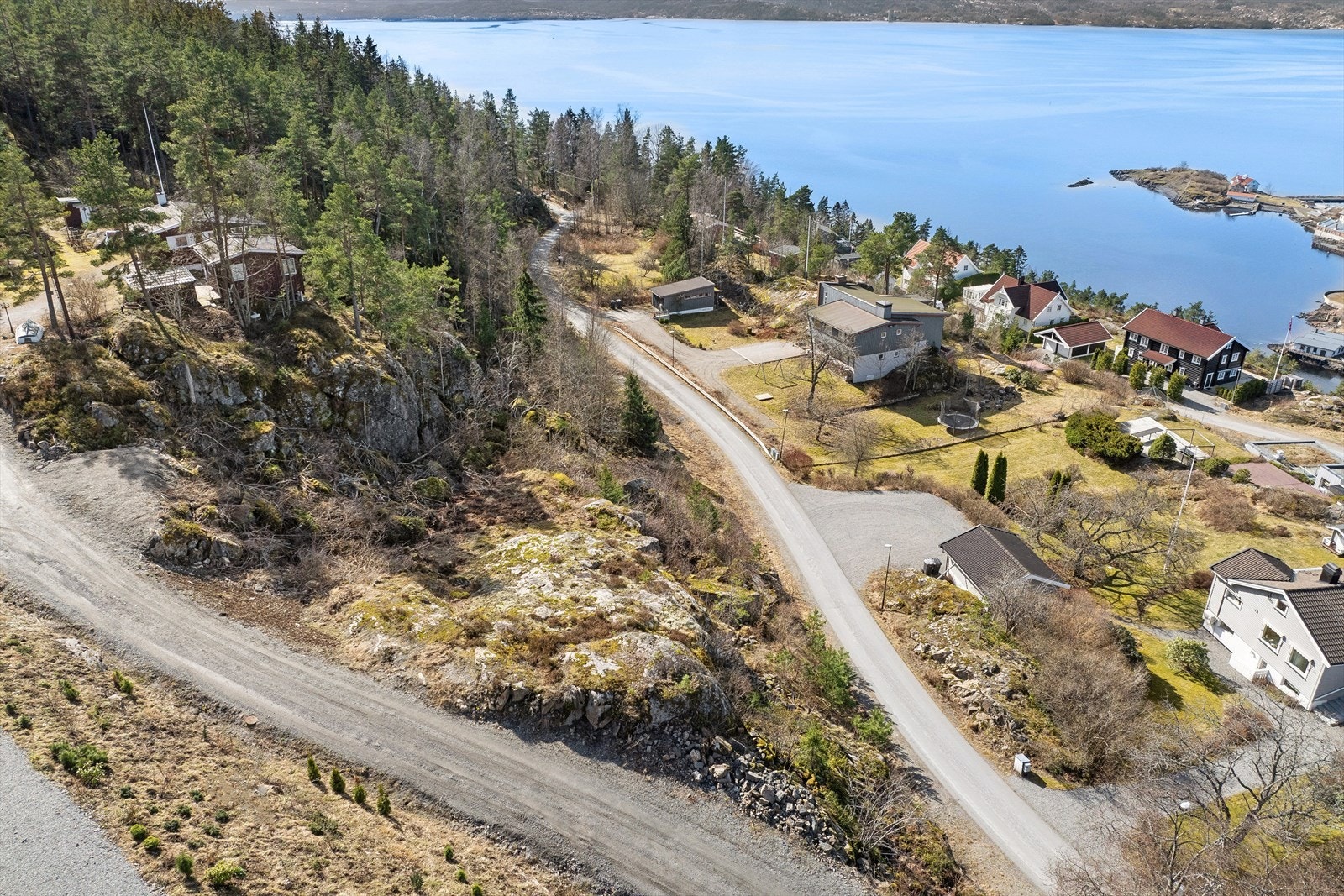 Romslig ubebygd tomt med stort potensiale og vei helt frem. Galleribilde