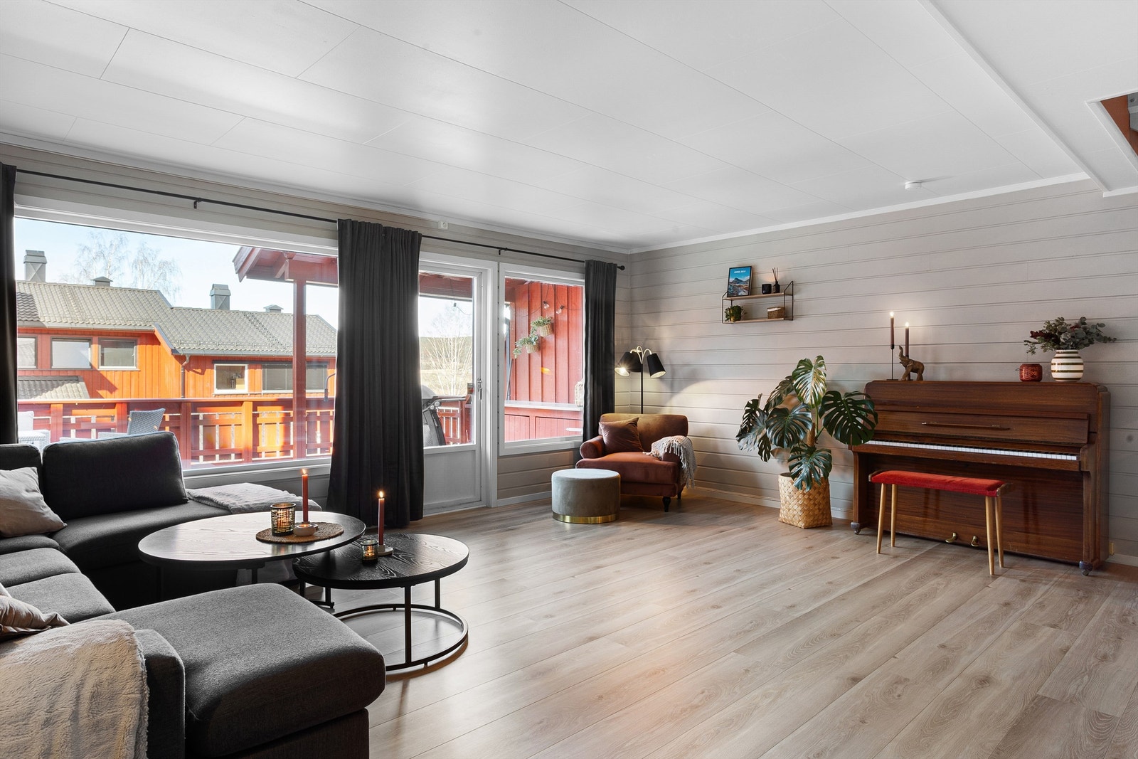 Stue med plass til sofa og spisebord. Utgang til delvis overbygget terrasse. Galleribilde