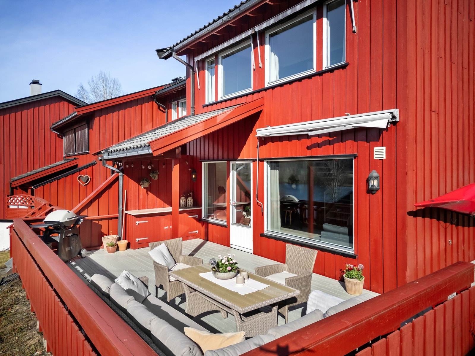 God plass til utemøbler på delvis overbygget terrasse på ca. 36 kvm Galleribilde