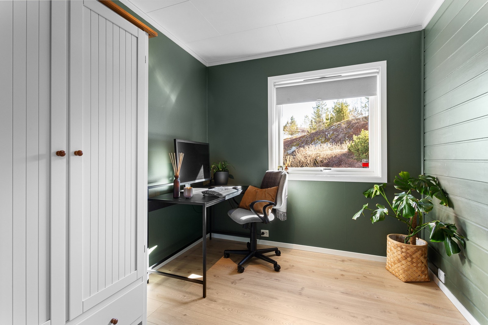 Soverom med garderobeskap, brukes i dag som kontor Galleribilde