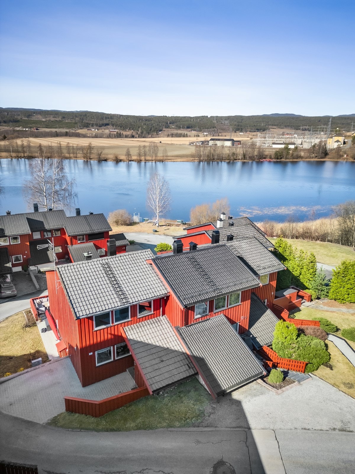 Flotte fellesarealer nede ved vannet, med bade-, fiske og turmuligheter. Galleribilde
