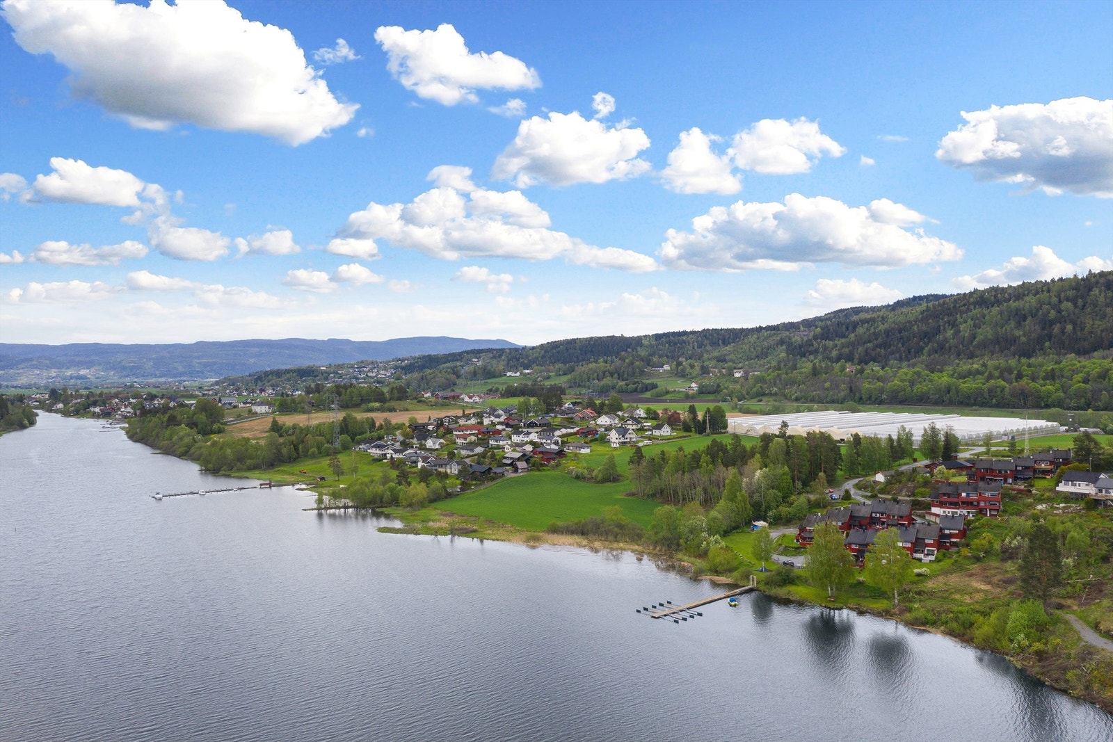 Fra boligen er det ca. 13 min kjøring til Hokksund og ca. 20 min kjøring til Kongsberg og Mjøndalen Galleribilde