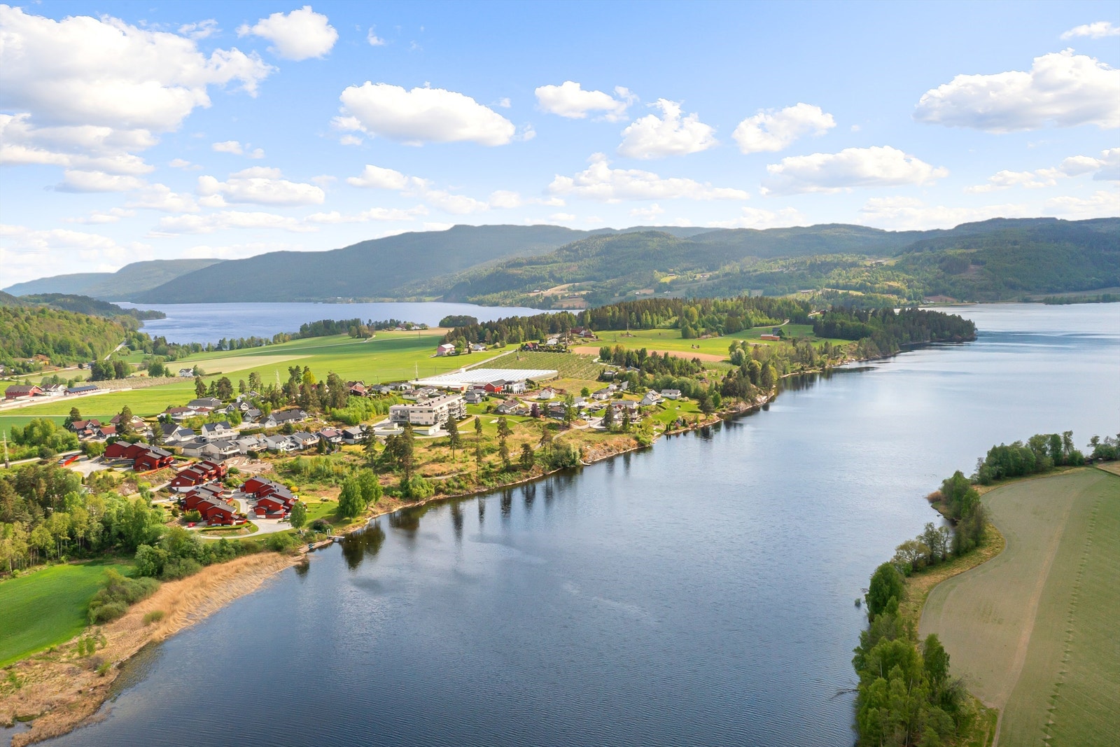 Kort biltur til Vestfossen sentrum med jernbanestasjon og de fleste servicetilbud Galleribilde