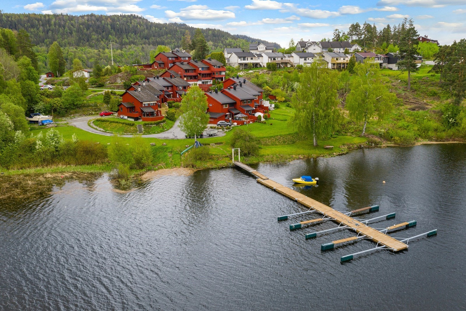 Pent oppusset rekkehus med tre soverom med nydelig beliggenhet ved Fiskumvannet - feriefølelsen hjemme Galleribilde