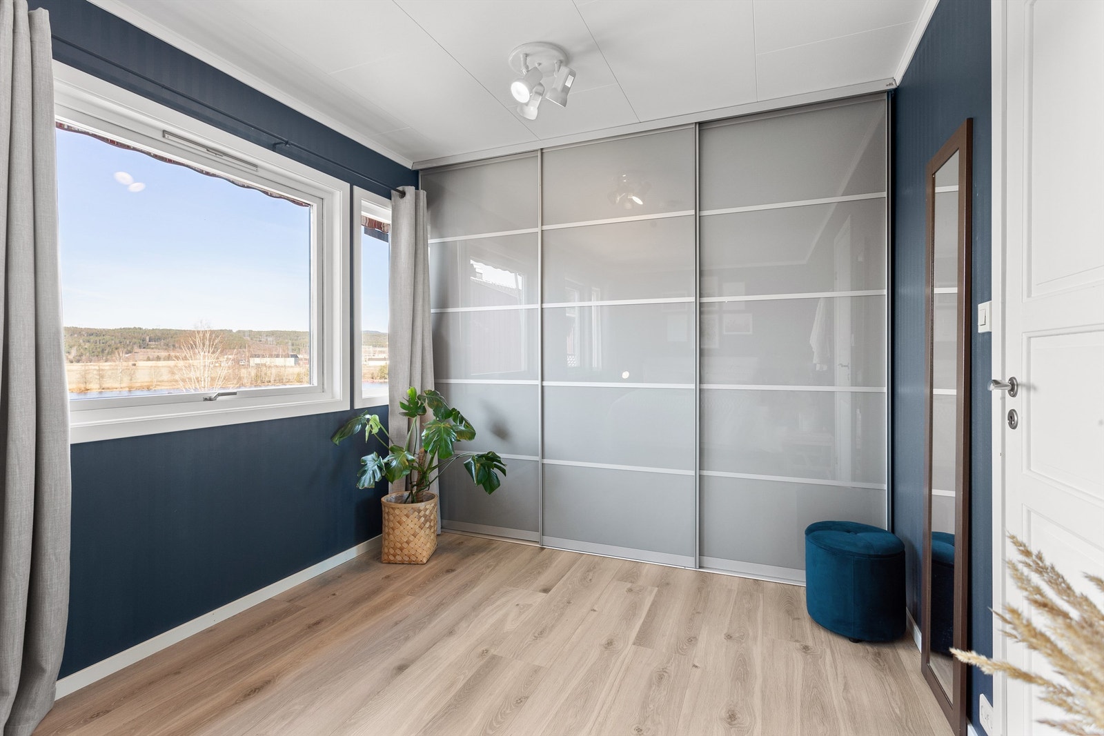 Hovedsoverommet har en stor og praktisk skyvedørsgarderobe Galleribilde