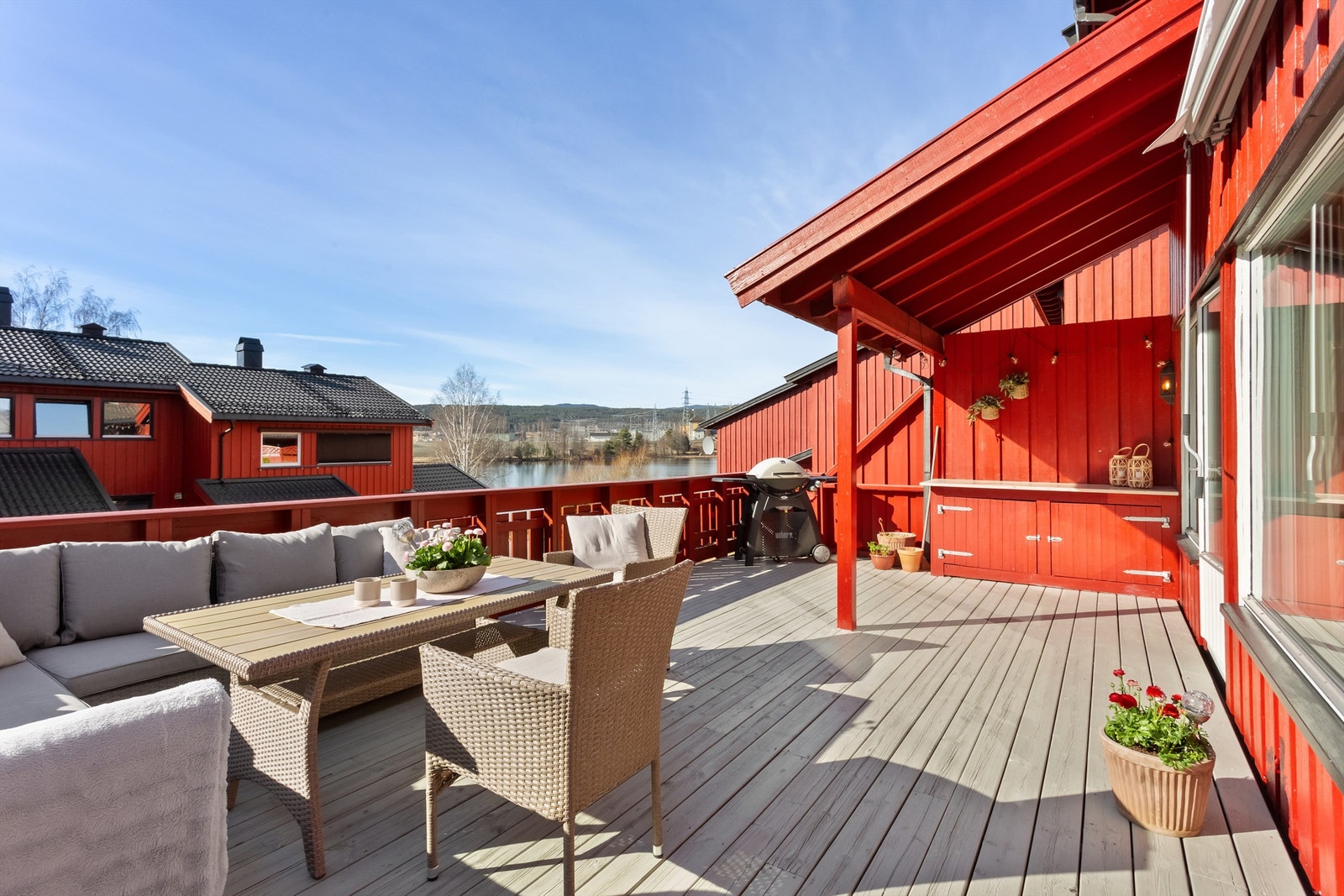 Idyllisk uteplass med utsikt til vannet. Her nytes lange, lyse sommerkvelder med grilling og kveldssol. Galleribilde