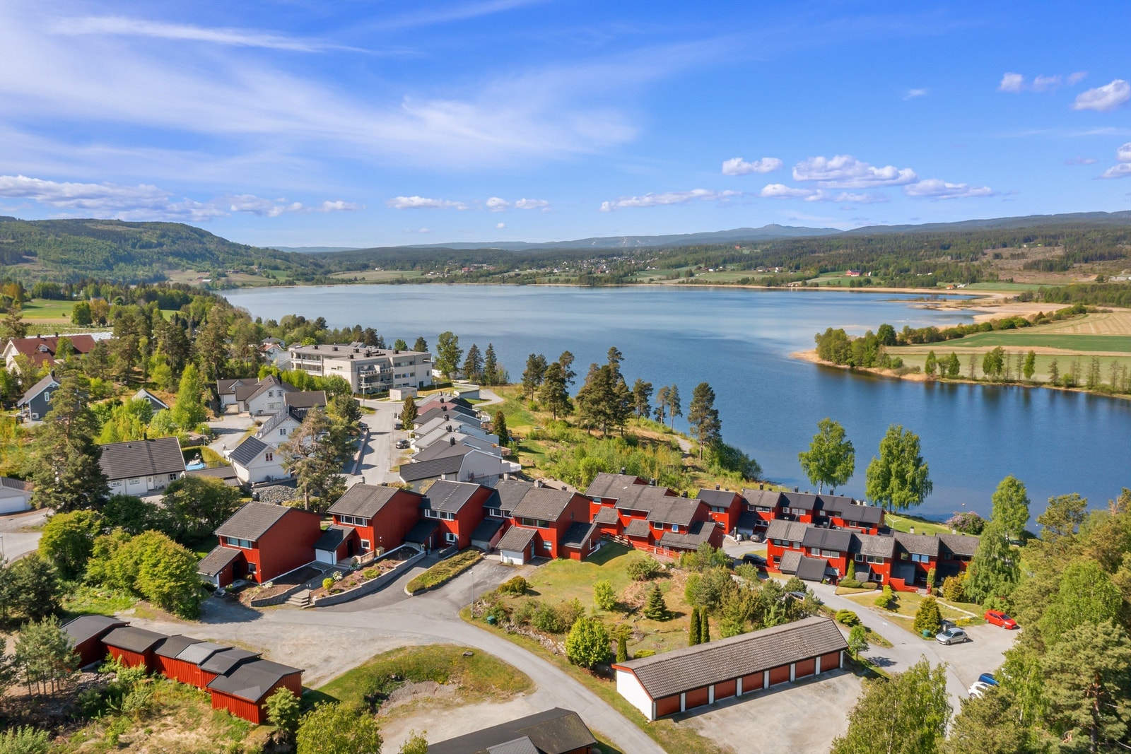 Eiendommen disponerer en garasjeplass i felles garasjerekke. Garasjen er hver på ca. 18 kvm. Galleribilde