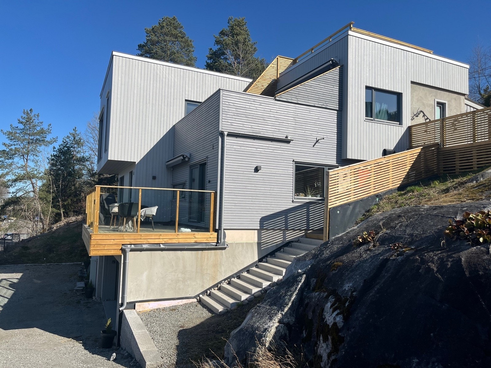 Fasade: flott 2-roms i nyere funkishus Galleribilde