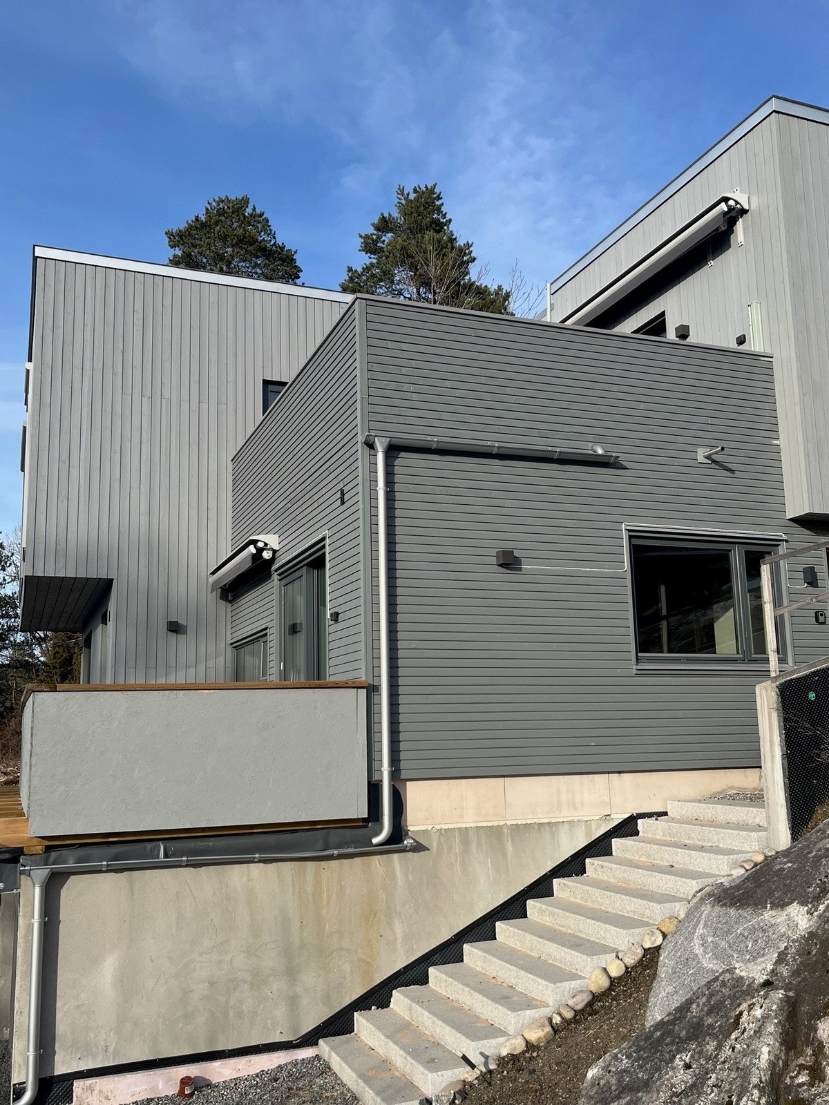 Egen inngang på motsatt side av hovedboligen. Galleribilde