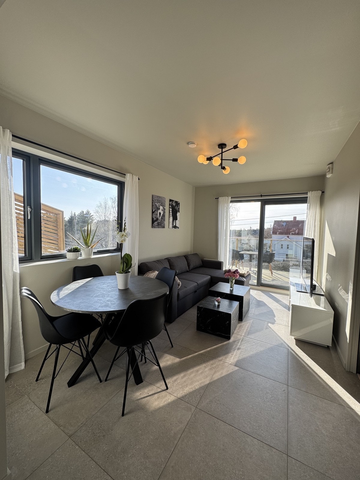 Flott stue med store glassflater Galleribilde