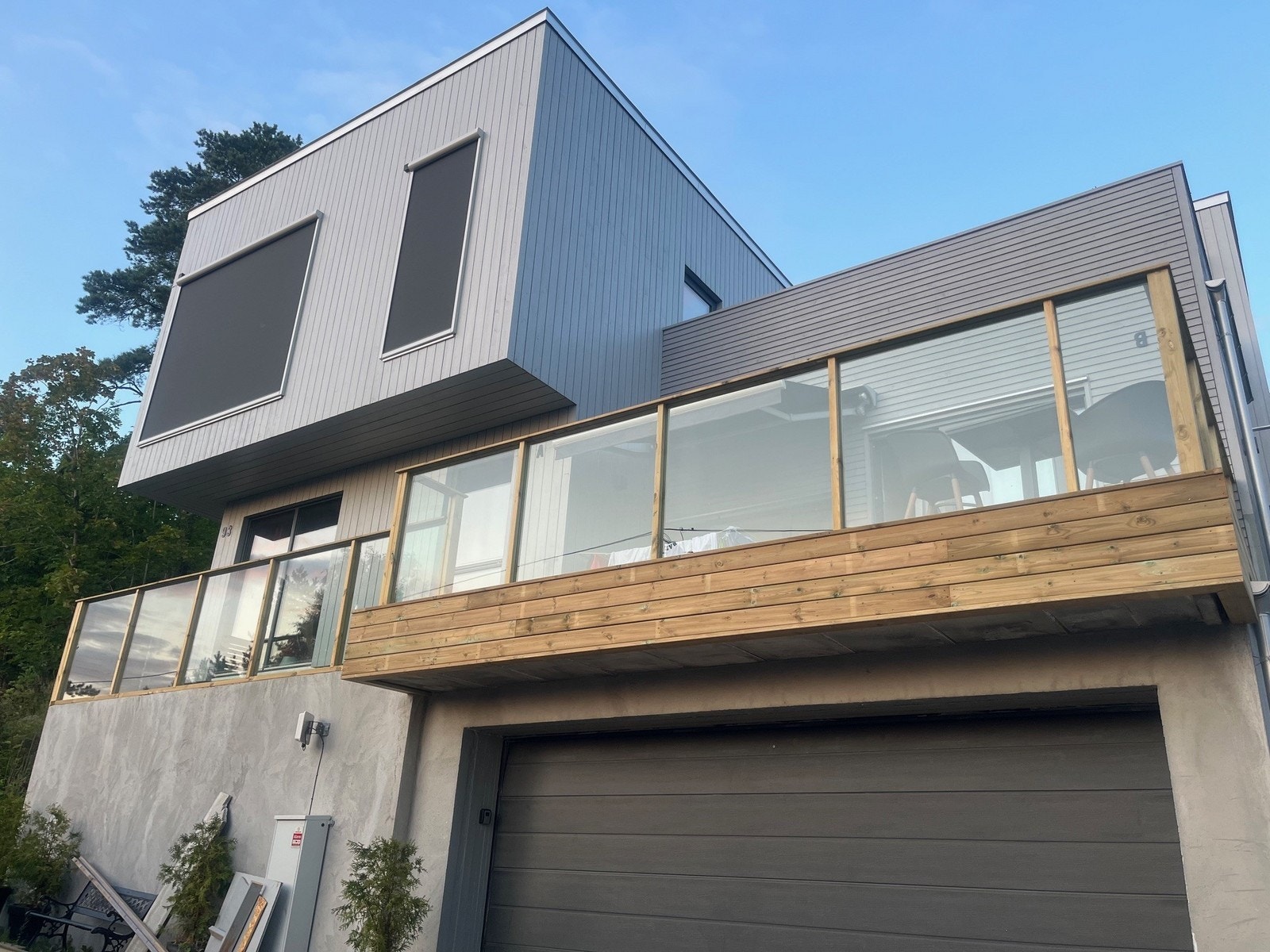 Fasade: 2-roms i flott funkisbolig. Egen inngang og stor balkong. Galleribilde