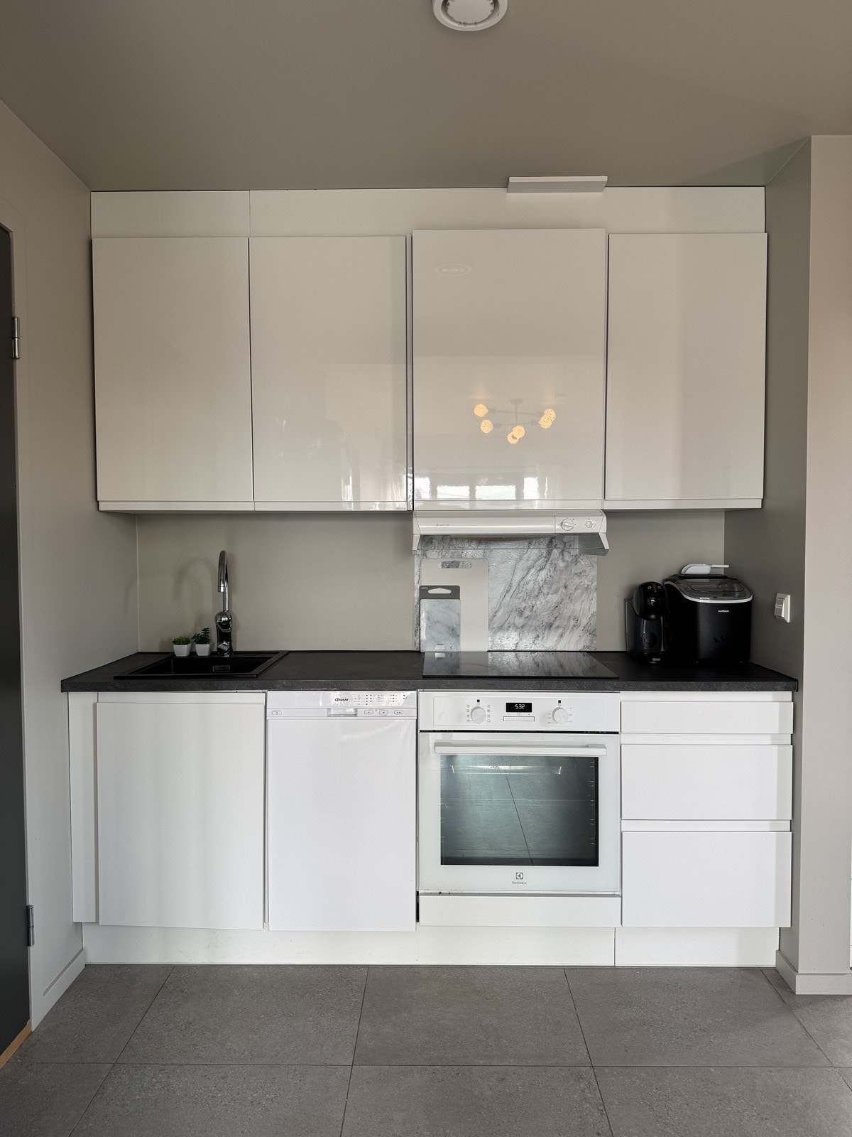 Kjøkken med diverse hvitevarer Galleribilde