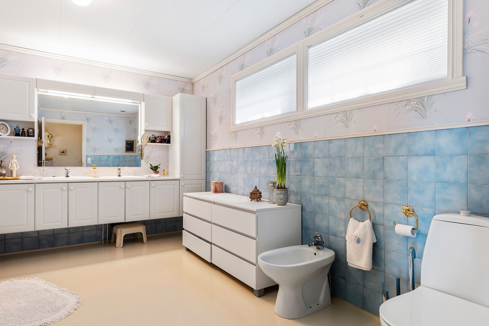 Badet har toalett, bidet og hjørnebadekar. Galleribilde