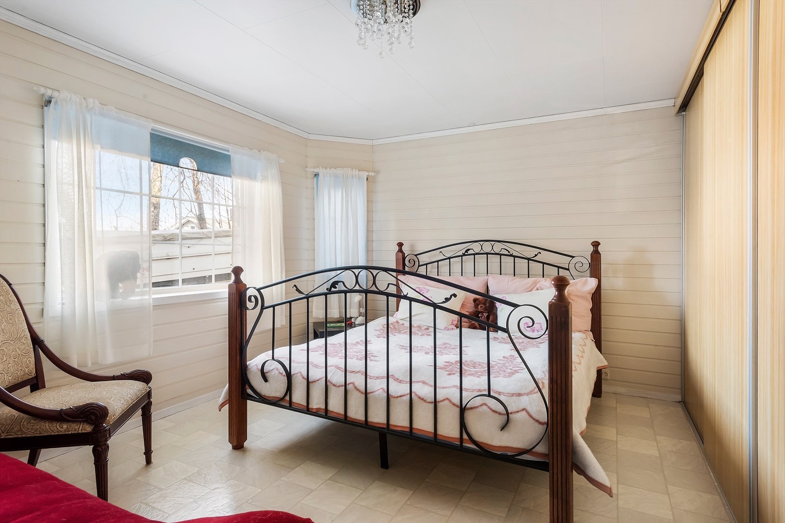 Soverom i sokkeletajsen. Stor skyvedørsgarderobe. Galleribilde