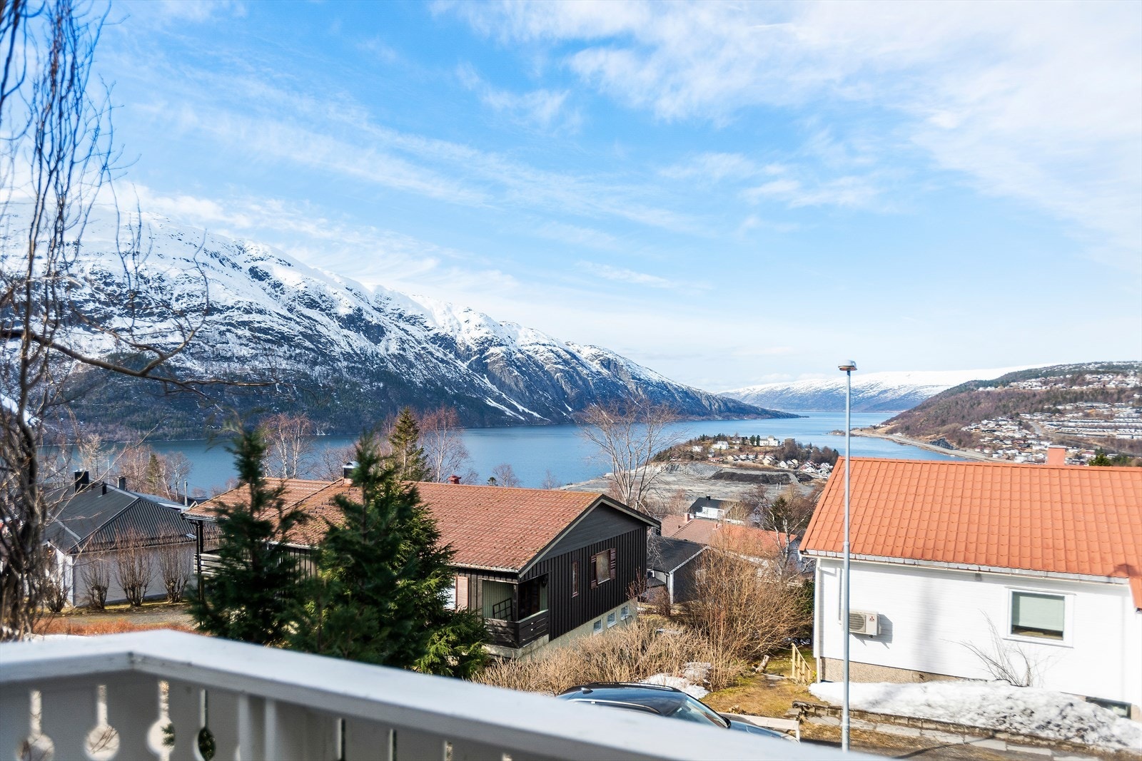 Utsikten er upåklagelig med en himmel som forandrer seg gjennom hele døgnet. Hva med å ta på deg joggeskoene for å ta en spasertur i de fine turområdene i nærmiljøet. Tårnet og Dolstadåsen byr på fine naturopplevelser. Galleribilde
