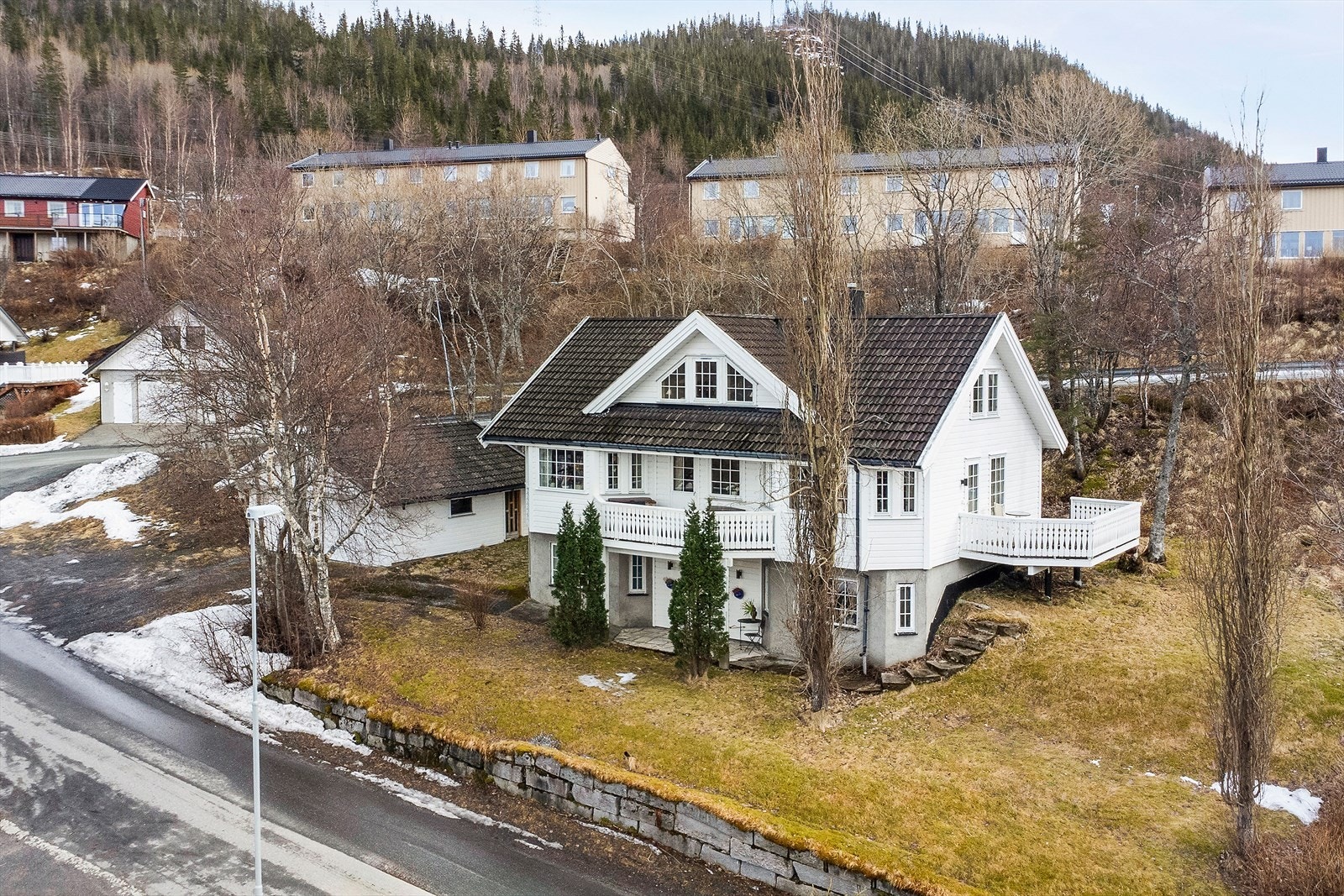 Velkommen til Bjønnklokkvegen 10. Her finner du en innholdsrik familiebolig med spektakulær utsikt. Stor enebolig med dobbel garasje. Galleribilde