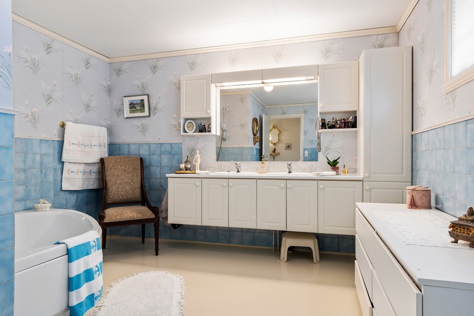 Badet er stort og har baderomsinnredning med 2 servanter. Innredningen er levert av Nygård Trevare og har rikelig med skapplass. Galleribilde