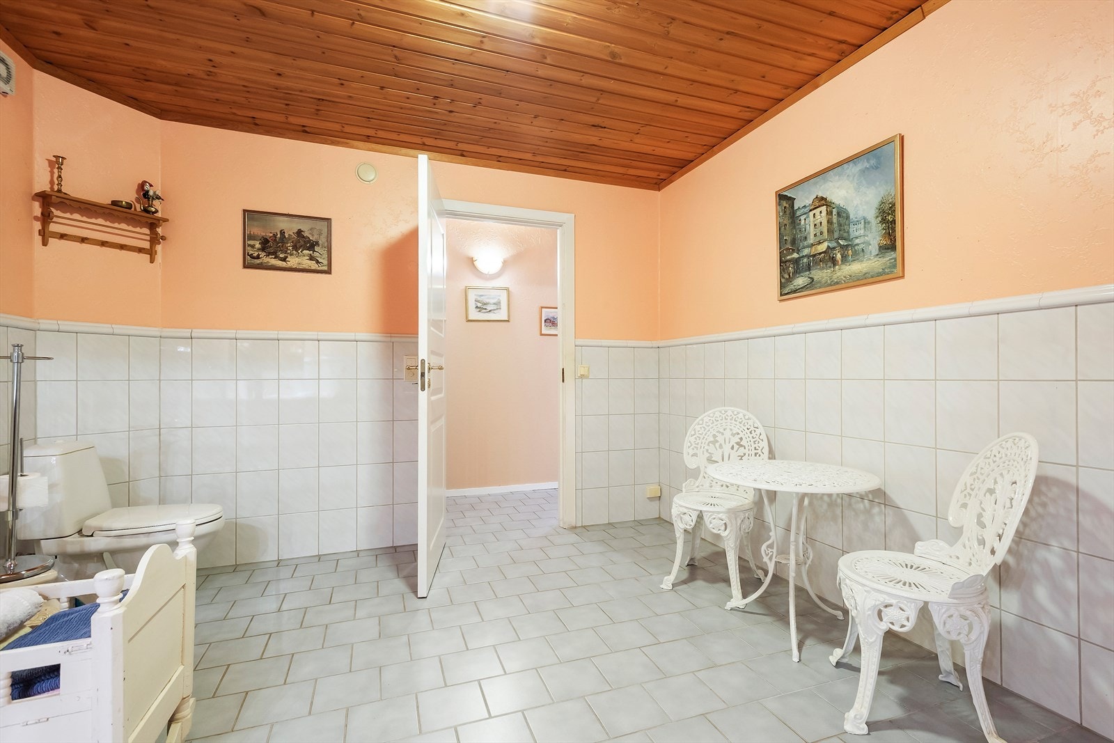 Badet er generøst i størrelse og har toalett, baderomsinnredning og dusjhjørne. (badet er ikke søkt godkjent til varig opphold, se avsnitt "ferdigattest" i salgsoppgave). Galleribilde