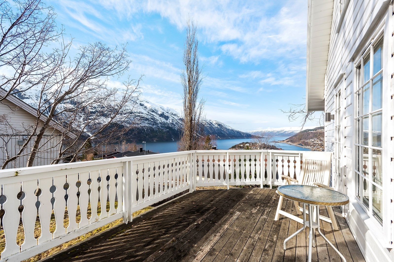 Vi beveger oss ut på en vestvendte veranda. Flott sted å nyte fine dager. Her kan man nyte rolige frokoster eller lange og lyse sommerkvelder med utsyn mot Vefsnfjorden. Galleribilde