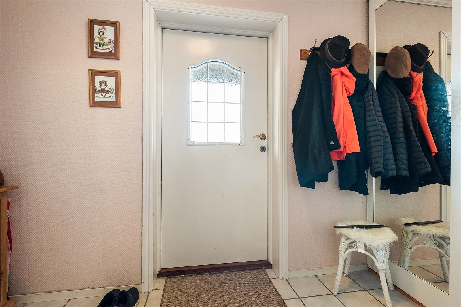 Yttergang. Montert skyvedørsgarderobe med speil. Galleribilde