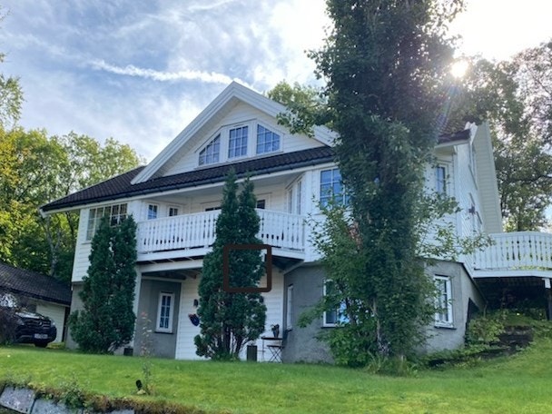 Privat fasadebilde. En innbydende og barnevennlig enebolig i solrike omgivelser. Galleribilde