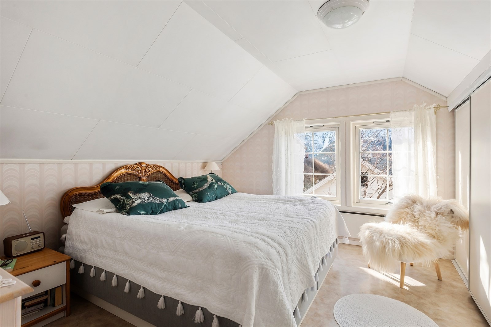 Skråtak og lyse farger som skaper en rolig og koselig atmosfære. Galleribilde