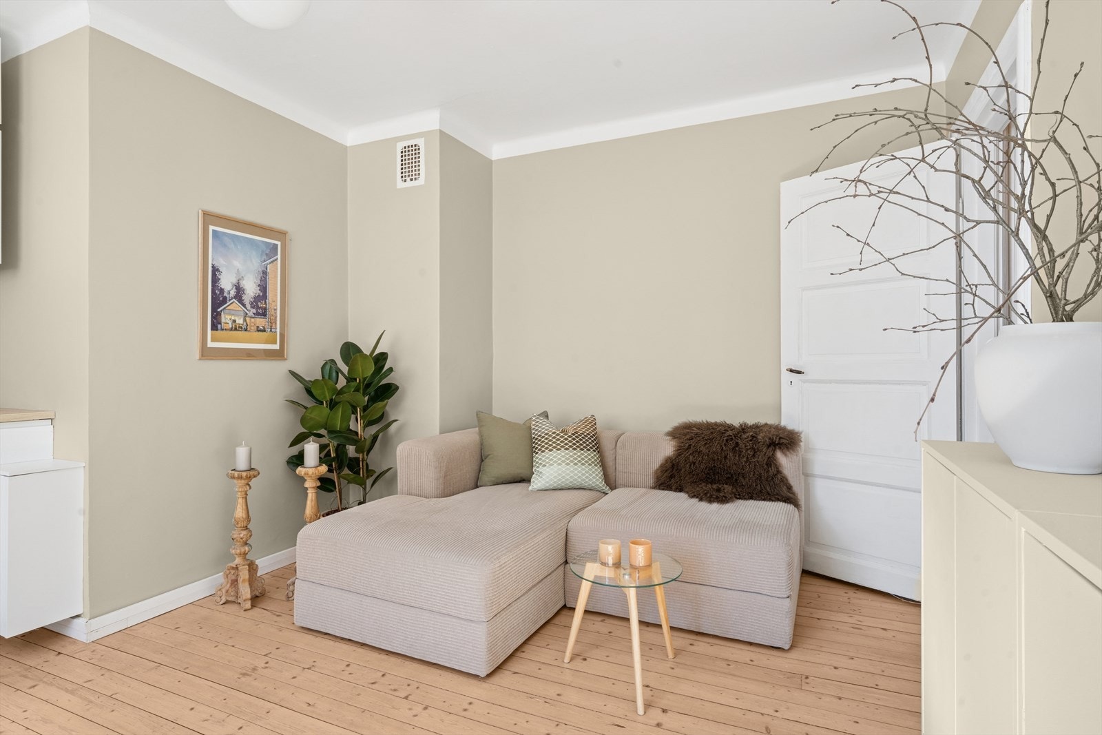 Stuen er av god størrelse og imponerer umiddelbart med en luftig atmosfære, delikate fargetoner og detaljer. Galleribilde