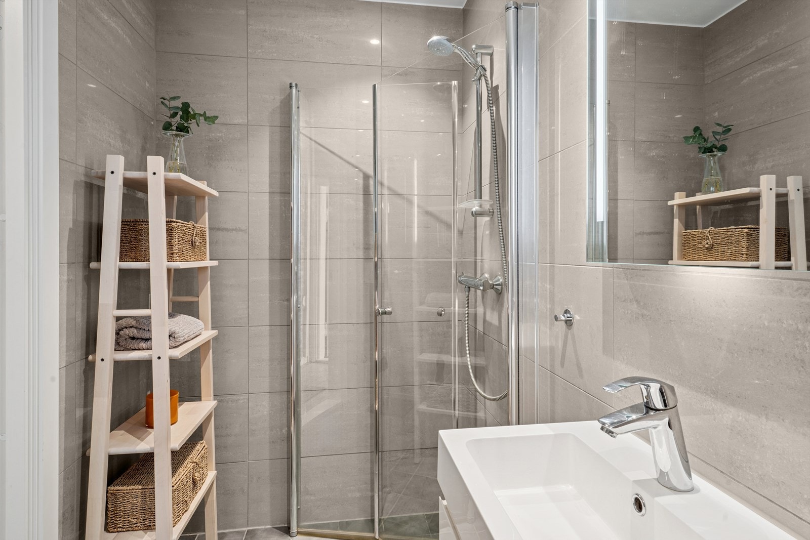 Badet ble renovert i 2018 og er pent utført med flislagte overflater med behagelig varme i gulvet. Galleribilde